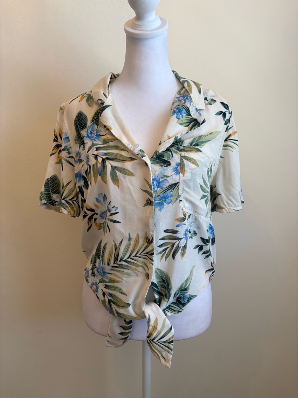 Medium American Eagle Cream Cropped Tropical Tie Front Button Up Top - Picture 3 of 16
